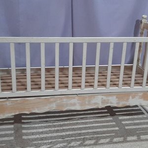 Cuna Antigua de Madera con Baranda Pintada de Blanco - imagen 2