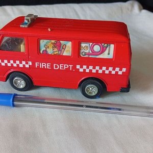 Lote siguiente: Camioneta de Bomberos de Juguete Roja "Fire Dept."