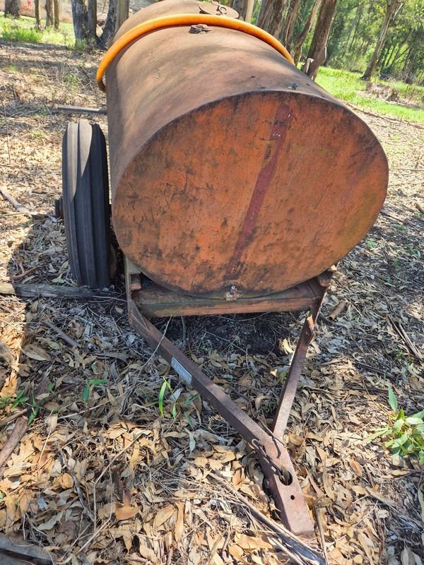 Tanque de Agua con Remolque en Mal Estado - imagen 6