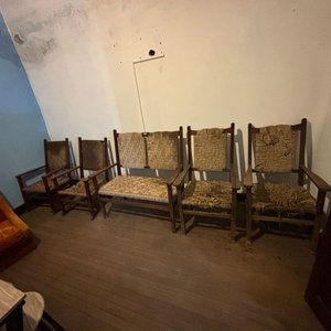Lote anterior: Juego de Muebles de Madera y Totora: 2 Mecedoras, 2 Sillas y Sillón de 2 Cuerpos