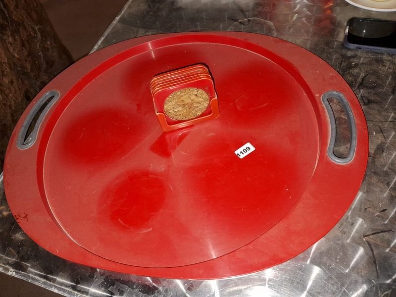 Lote siguiente: Plato de plástico con posavasos