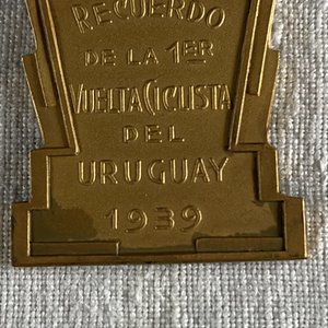 Medalla Club Atlético Policial "Recuerdo de la 1ra Vuelta Ciclista del Uruguay 1939" Firmada Tammaro - imagen 4