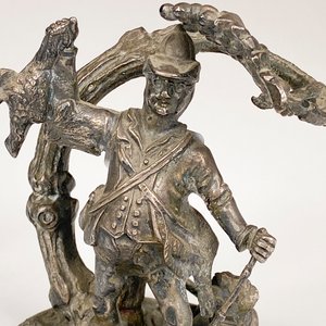 Figura de Bronce: Cazador con Perro y Presa - imagen 3