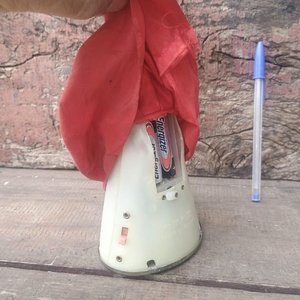 Muñeca de Hojalata a Pila con Paraguas Decorado - Años 70 - imagen 6
