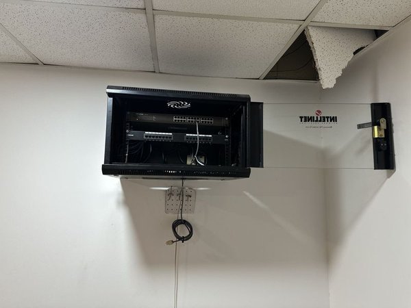 Encolador de Servidores con Puerta de Vidrio y Conexiones de Red