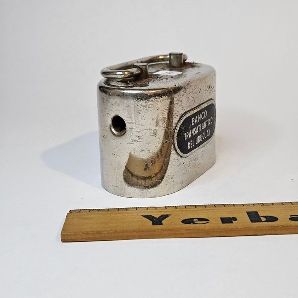 Alcancia del Banco Transatlántico del Uruguay: Un contenedor metálico antiguo y pequeño - imagen 4