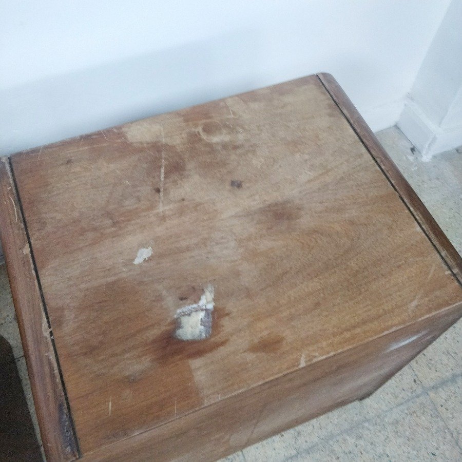 Mesas de luz de madera con tres cajones y detalles - imagen 8