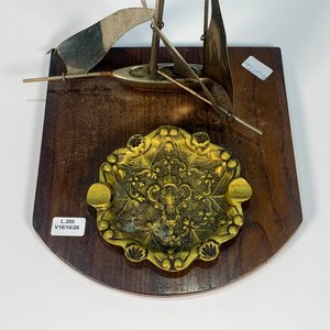 Cenicero de Bronce con Adorno de Velero sobre Tabla de Madera - imagen 3