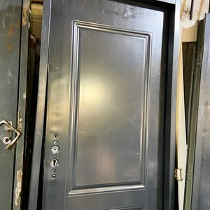 Puerta de Frente de Chapa Negra - 200x84 cm con Detalles - imagen 3