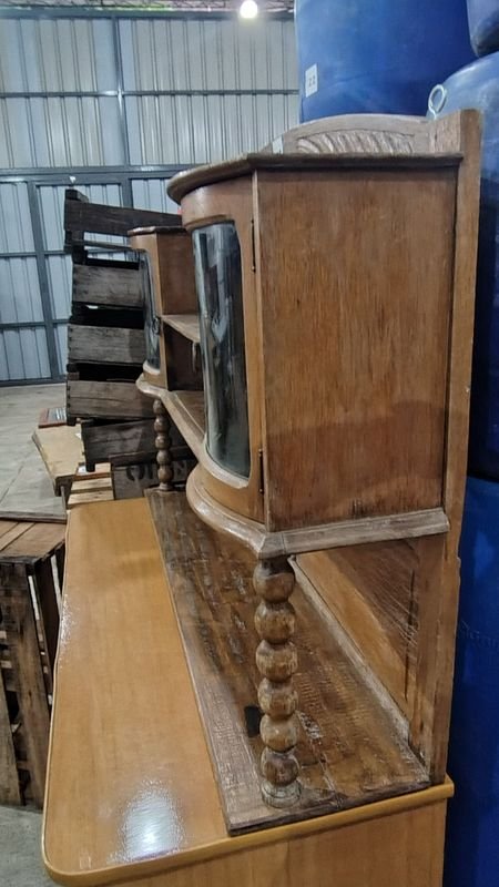Mueble de Madera con Puertas de Vidrio en Buena Condición - imagen 4