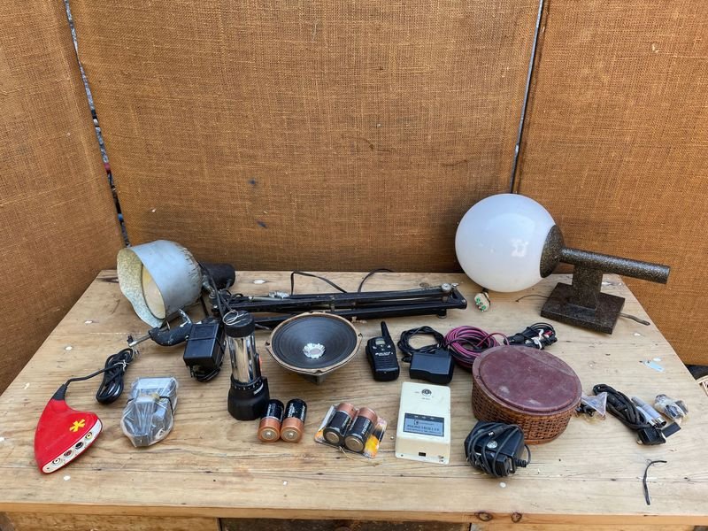 BUEN LOTE DE ART ELECTRICOS PILAS LINTERNAS LUCES ETC ETC