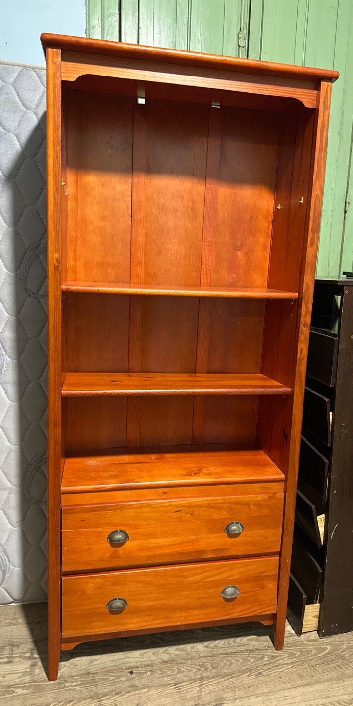 Lote siguiente: Librería de madera con diseño simple