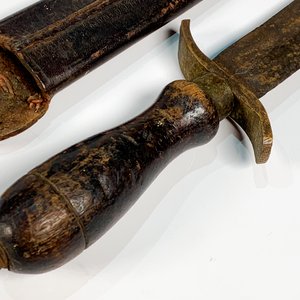 Cuchillo Antiguo con Hoja de División Central y Vaina de Cuero - imagen 3