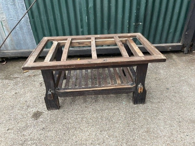 Lote siguiente: Mesa ratona de madera con diseño antiguo