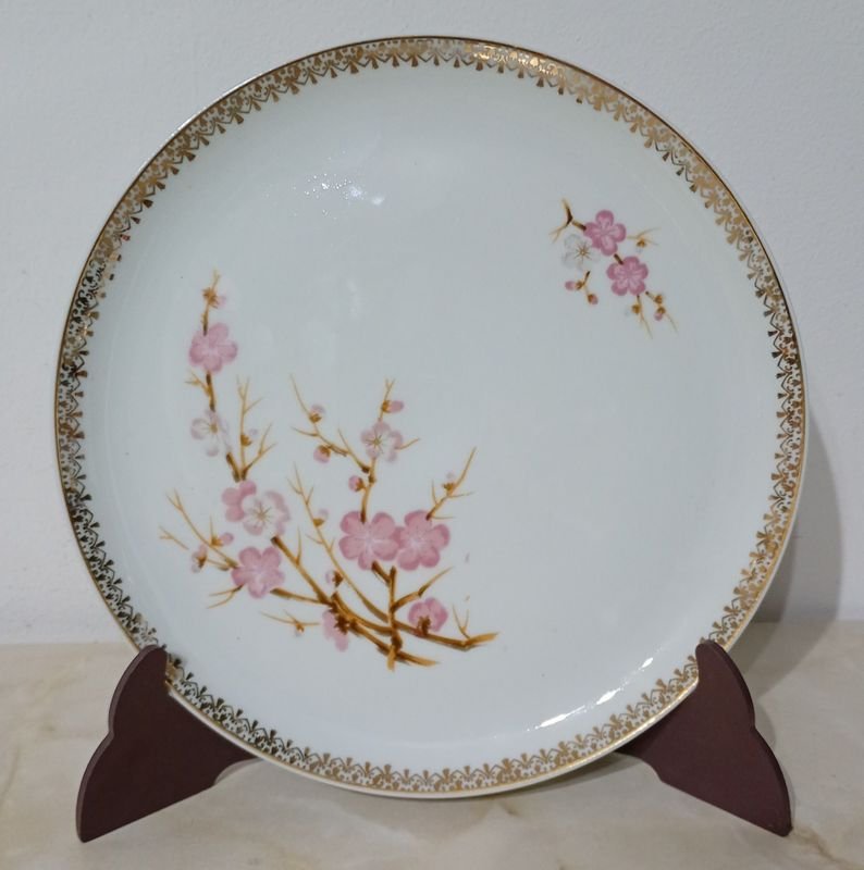 Lote siguiente: Plato de Loza Blanco con Motivo Floral y Bordo Dorado