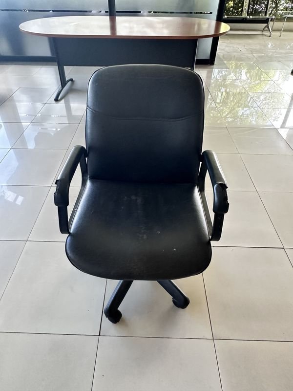 Lote anterior: SILLA DE CUERO