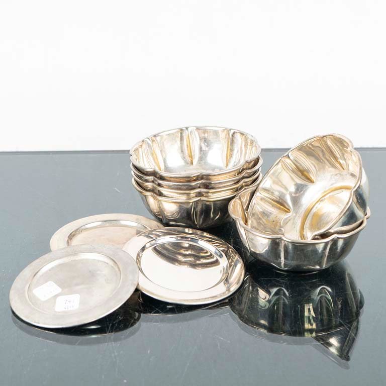 Lote siguiente: 6 tazas y seis posabotellas de metal con diseño flutado