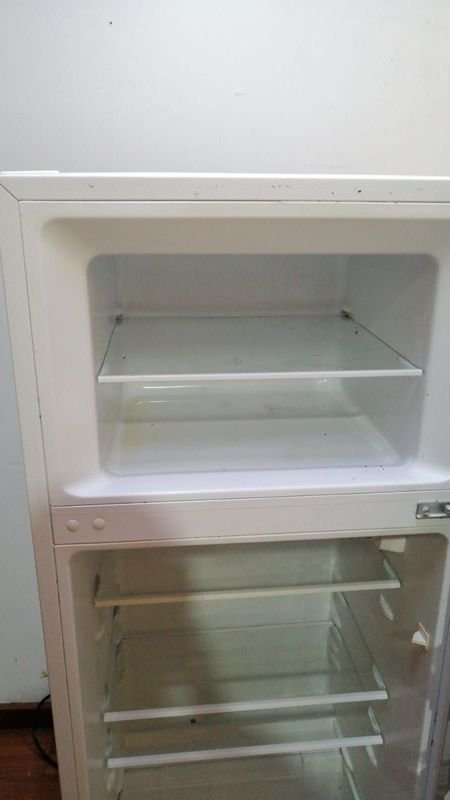 Heladera blanca de uso diario - imagen 4