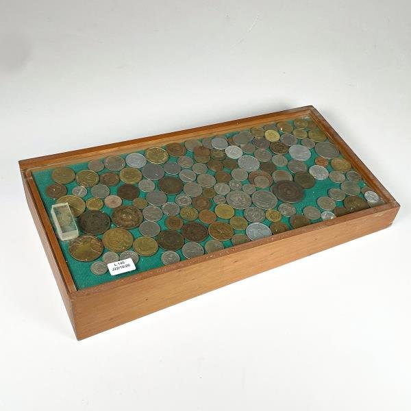 Vitrina de Madera con Colección de Monedas Varias - imagen 1