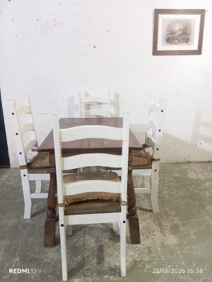 Juego de Comedor: Mesa Rectangular Nogal con 4 Sillas Blancas y Almohadones