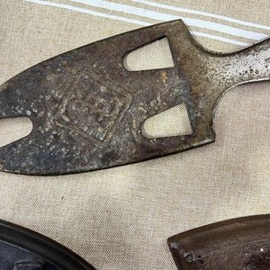 Lote de 2 Planchas Antiguas de Hierro Fundido con Base - imagen 5