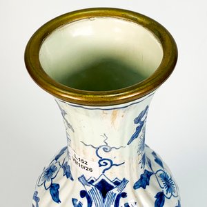 Florero Francés de Cerámica con Base y Virola de Bronce, Decoración Floral Azul y Blanco - imagen 3