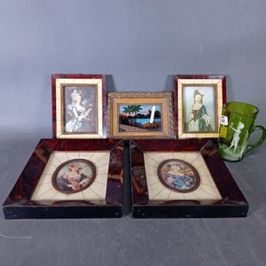Lote siguiente: Lote de 5 cuadros y taza de cristal "Mary Gregory"