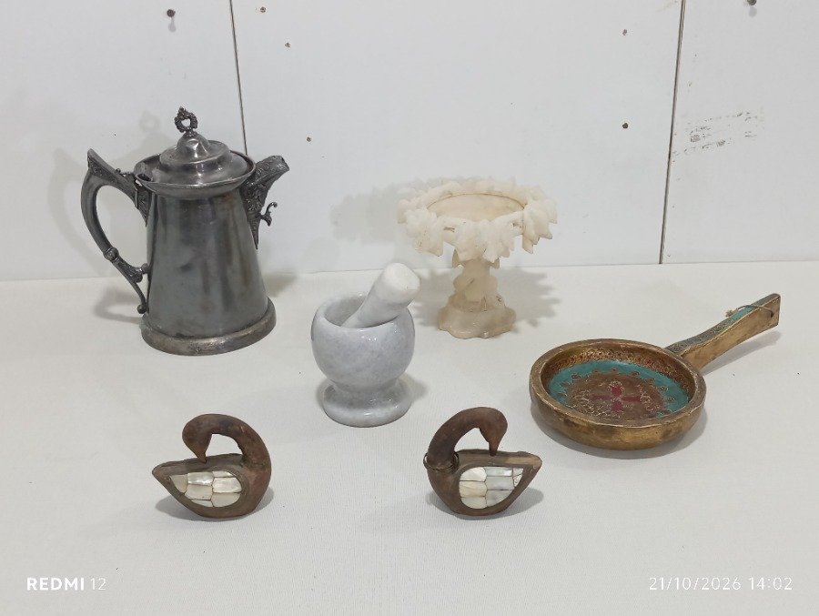 Lote de 6 piezas decorativas: cafetera de metal, mortero de mármol, centro de mesa, 2 cisnes y cuenco