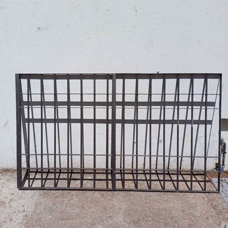Lote siguiente: Reja en varilla de metal negro