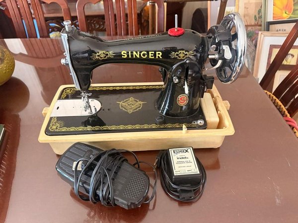 Máquina de Coser Singer Antigua con Pedal y Accesorios - imagen 1