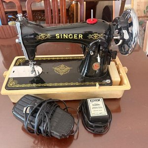 Máquina de Coser Singer Antigua con Pedal y Accesorios - imagen 1