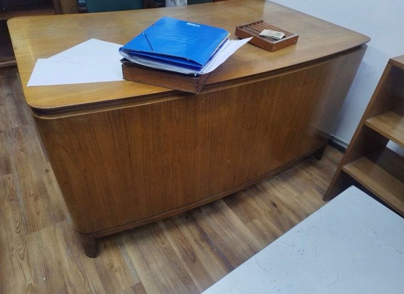 Escritorio de madera con cajones y silla de cuero - imagen 2