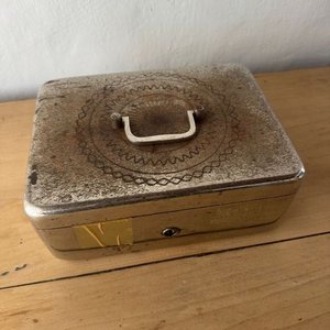 Lote siguiente: Caja de Seguridad Metálica Antigua con Cerradura (Sin Llave)