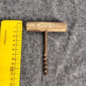 Lote siguiente: Sacacorchos Antiguo Cinzano de Madera y Metal