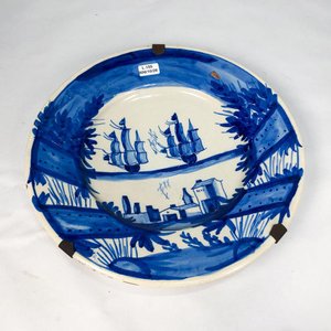 Plato de Cerámica Esmaltada con Motivo de Barcas, Blanco y Azul, 32 cm - imagen 1