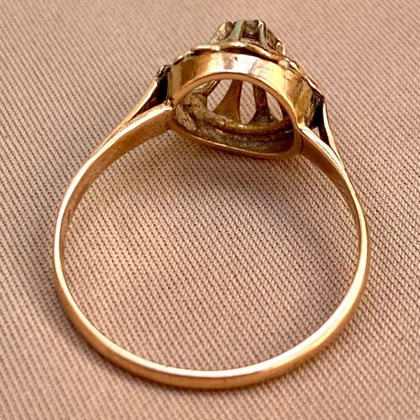Anillo de oro antiguo con diseño delicado y piedra central - imagen 3