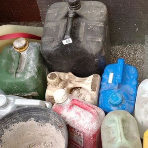 Lote de Bidones y Baldes Plásticos - imagen 2
