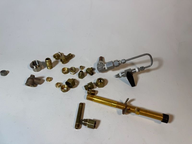 Lote de Uniones y Conectores Varios en Bronce y Metal