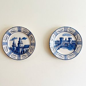 Par de Platos Decorativos con Castillos Medievales Pintados a Mano - imagen 4