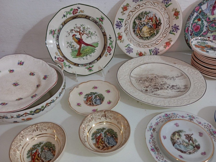 Vajilla de porcelana vintage con diseños decorativos y patrones florales - imagen 3