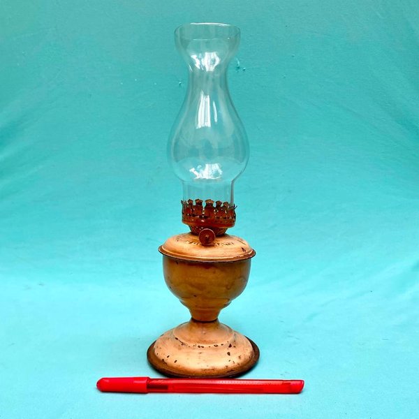 Antigua lámpara a queroseno sellada made in Grmany. Tiene su tubo original . Altura total en el tubo 27 cm.