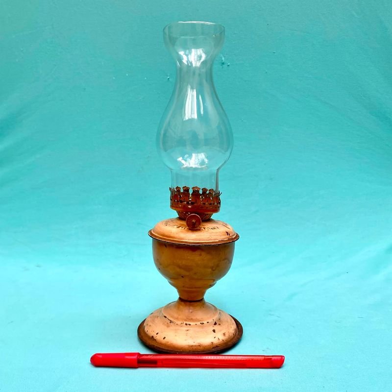 Antigua lámpara a queroseno sellada made in Grmany. Tiene su tubo original . Altura total en el tubo 27 cm.