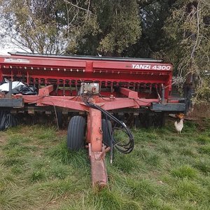 Lote siguiente: Sembradora Tanzi 4300 Roja de Arrastre con Tolvas y Tren de Siembra