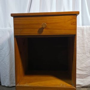 Cómoda pequeña de madera maciza con cajón y estantes - imagen 2