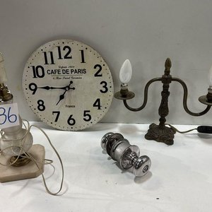 Lote siguiente: Lote de 2 Veladores, Reloj "Café de Paris" y Picaporte