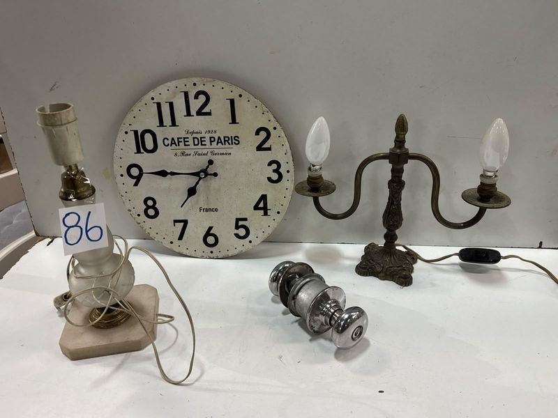 Lote de 2 Veladores, Reloj "Café de Paris" y Picaporte