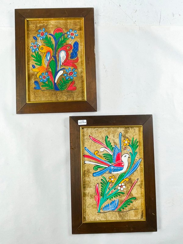 Dos Cuadros Decorativos con Aves Multicolor sobre Corcho - imagen 1