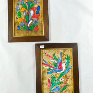 Dos Cuadros Decorativos con Aves Multicolor sobre Corcho - imagen 1