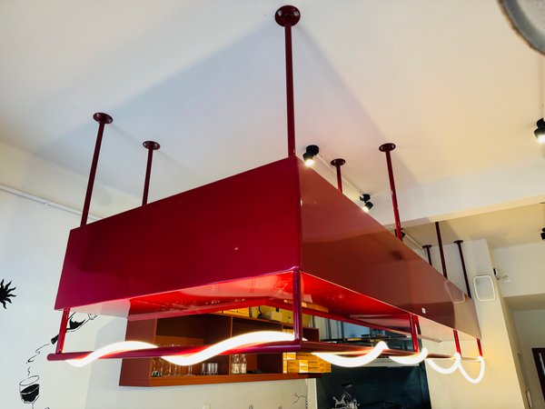 Estante Aéreo Metálico Rojo con Iluminación LED Cálida - imagen 1