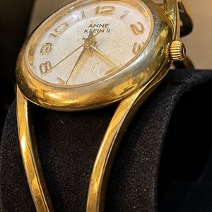 Reloj Anne Klein II Dorado Diseño Brazalete Escultural - imagen 2
